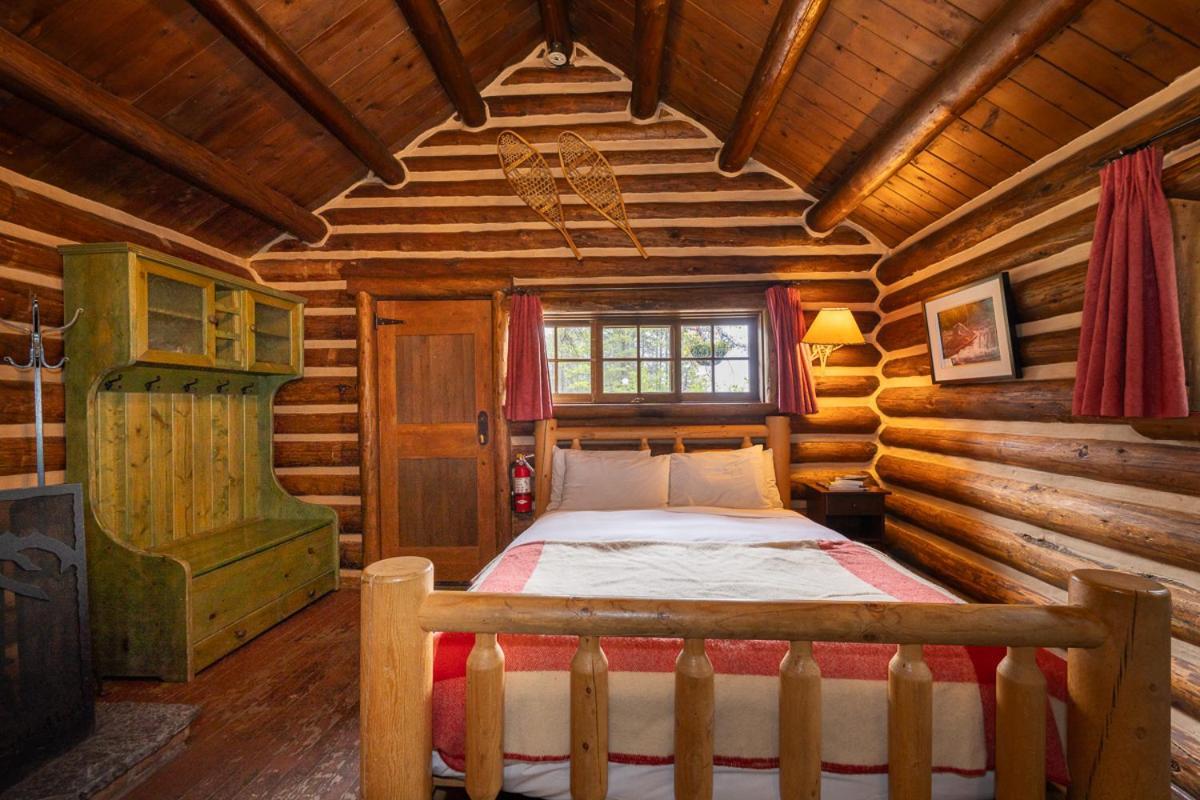Storm Mountain Lodge & Cabins Castle Junction Dış mekan fotoğraf